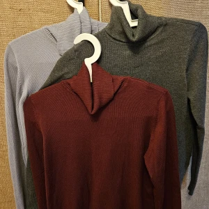 Polotröjor från Saint Tropez i storlek S - Tre stilrena polotröjor från Saint Tropez i storlek S. En i vinröd, en i grå och en i ljuslila. Alla är ribbstickade i kragen och har lång ärm. Perfekta att matcha med jeans eller kjol för en clean look.