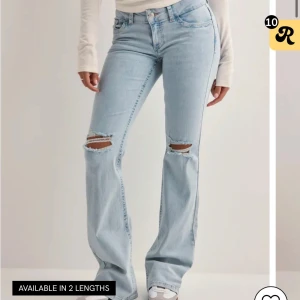 Populära Nelly jeans  - Säljer nu mina jeans från Nelly i storlek 34. De är ljusblå med hål i knäna och rosa detaljer på fickorna, bra skick!! Skriv om ni är intresserade eller vill ha fler bilder så fixar jag det💕💕Priset kan diskuteras!