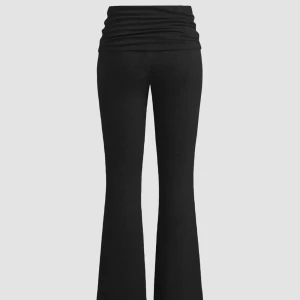 Svarta bootcut mjukisbyxor - Svarta mjukisbyxor med bootcut-silhuett och bred, rynkad midja. Byxorna är stretchiga och har en skön passform som sitter snyggt över höfterna och släpper ut vid benen. Bilder från hemsidan, jag skickar gärna fler om det behövs! 