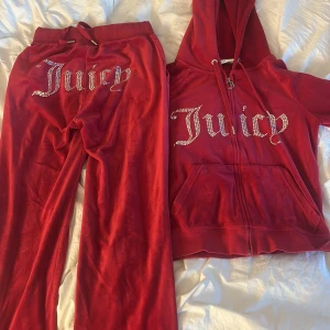juicy sett  - Röda mjukisbyxor från Juicy Couture i mjuk velour med dragsko i midjan och fickor. Stora strasstenar bildar texten 'Juicy' på baksidan. Perfekta för en chill och trendig look. Köpta för 3 år sen använts några gånger 