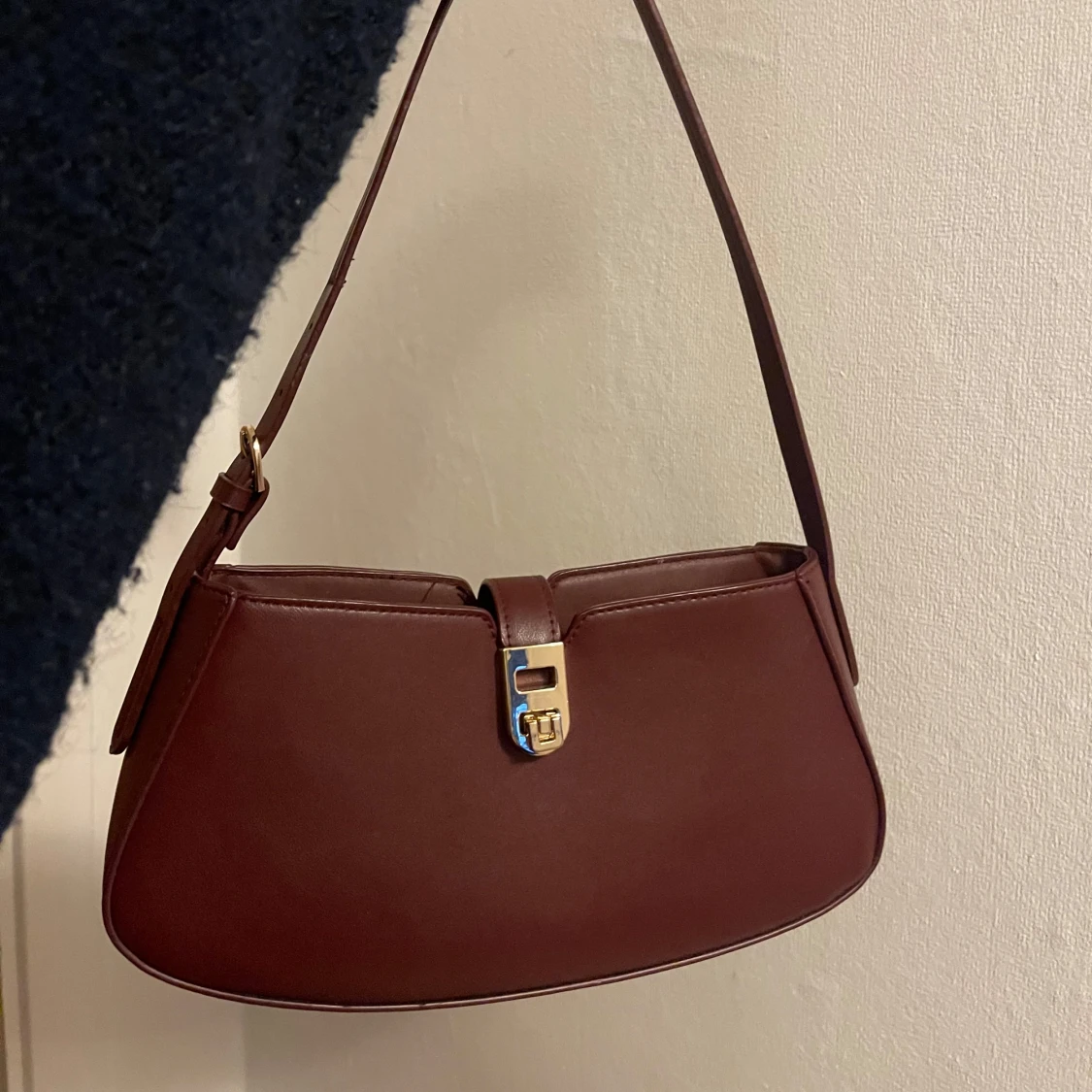 Vinröd/brun axelväska i skinn med gulddetalj - 2