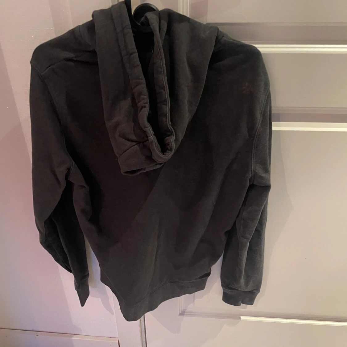 Svart hoodie från Lyle & Scott - 1