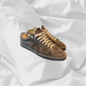 Oliver cabell - Feta skor från Oliver Cabell, gråa – enkla att matcha och sköna att bära. Ett stilrent val, noggrant utvalt med omsorg av AM Clothing.  📩 Frågor? Hör gärna av dig! 📲 Följ oss här på Plick för fler uppdateringar. ♻️ Tack för att du handlar mer hållbart med AM Clothing!