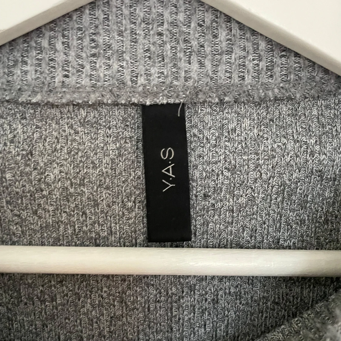 Grå ribbad peplumtröja från YAS - 2