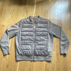 Cardigan Massimo dutti  - Snygg grå jacka från Massimo dutti med quiltad front och rygg i glansigt material. Ärmar och sidor i mjuk bomullsmix, ribbade muddar och krage. Den säljs inte längre och nypris ligger på 2000kr, Jackan har dragkedja framtill och en clean, sportig look som passar perfekt till vardagsstilen och nu till hösten🍁🍂