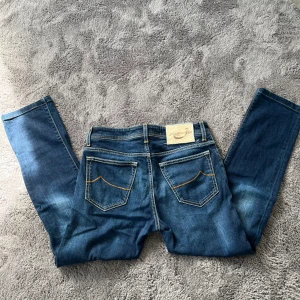 Snygga Jacob Cohen jeans - Skit snygga Jacob Cohen jeans i size 29, vilket enligt dom är som xs/s ish, alltså inte waist 29. det finns en qr kod som visar att de är äkta! vad jag kan se så är det inget täcken på användning alls, är det något du undrar eller vill se på bild så skriv till mig, priset är inte hugget i sten! 