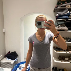 V-ringad tshirt - Cool tshirt med tryck på ryggen