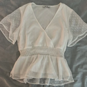 BLUS - Söt vit blus som inte kommer till användning längre🤍