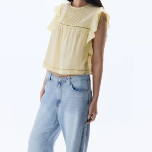 Gul blus med volangärmar - Supersöt ljusgul blus med volangärmar och rund hals. Använd endast en gång, bra skick!