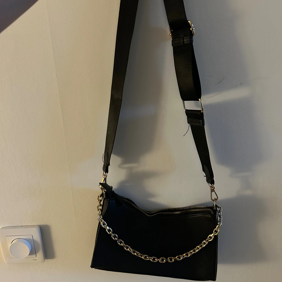 Svart axelväska med guldkedja - 1
