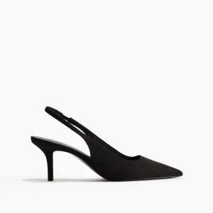 Svarta klackskor med spetsig tå från H&M - Stilrena svarta pumps från H&M med spetsig tå och smal klack. Skorna har öppen häl med smal rem och är tillverkade i ett slätt syntetmaterial som ger en elegant look. Storlek 40 men passar mig som är 38-39 perfekt! Säljer då de aldrig kom till användning.