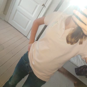 Rosa piketröja Ralph Lauren🩷 - Äkta polotröja i fint skick om man bortser från en liten missfärgning på framsida, dock inget som märks💘 nypris är runt 1000 kr