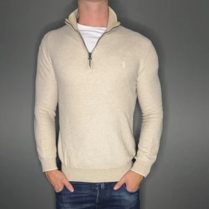 Ralph lauren tröja - Hej säljer nu min fina Ralph lauren Tröja i storlek S. Den är i nyskick och kommer vara otroligt snygg nu i höst. Nypris cirka 2500kr! Vi kommer att sälja liknande produkter så glöm inte följa profilen!🌊🍾