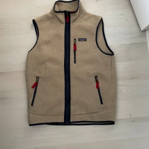 Patagonia fleeceväst - Tja, säljder denna feta trendiga beiga fleecevästen från Patagonia. Storlek M. Säljer pga att den ej används längre! Nypris runt 1400, mitt pris 1200! Priset är alltid diskuterbart, hör av er vid frågor! 