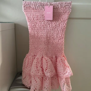 Rosa klänning - Intressekoll på min rosa klänning från design by amor, aldrig använd, hör av er vid frågor💝