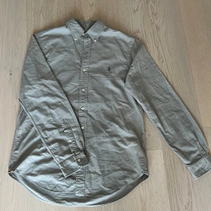 Ralph lauren skjorta - Storlek m men passar nog L är 182 på bilden.