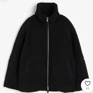 Svart teddyjacka med dragkedja - Mysig svart teddyjacka med hög krage och tvåvägsdragkedja framtill. Jackan har två stora fickor och en oversized passform som ger en chill vibe. Perfekt för kalla dagar när du vill vara både varm och snygg. De första två bilderna är lånade från H&Ms hemsida men bild 3 och 4 är mina! Jackan är använd under en vinter men är helt defektfri och ser ut att vara i nytt skick, bra kvalitet 