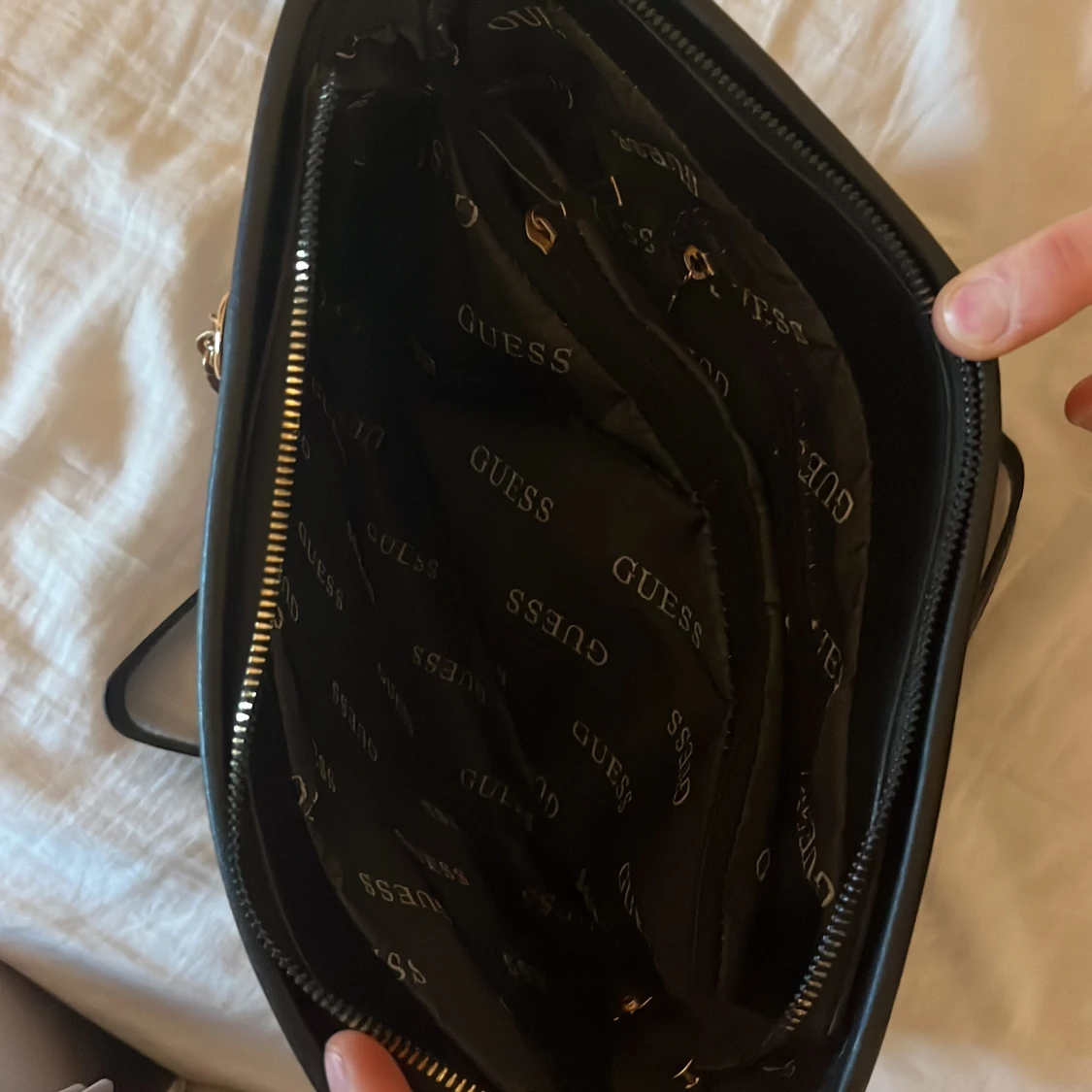 Svart axelväska från Guess med kedja - 2