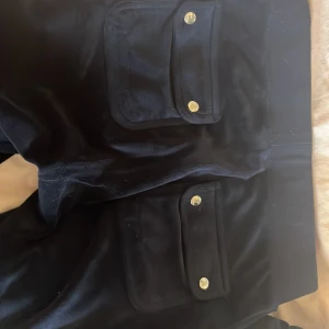 Mörkblå juicy SET KÖPPP -  Säljer eftersom de inte kmr till användning ❤️Mörkblå mjukisbyxor från Juicy Couture i supermjuk velour med snörning i midjan och stora fickor med silver knappar bak. Klassisk JC-brodyr på ena fickan och snygga metalldetaljer på snörena. Perfekta för en chill och trendig look. Klassisk mörkblå juicy tröja i storlek S till byxa fint som sätt