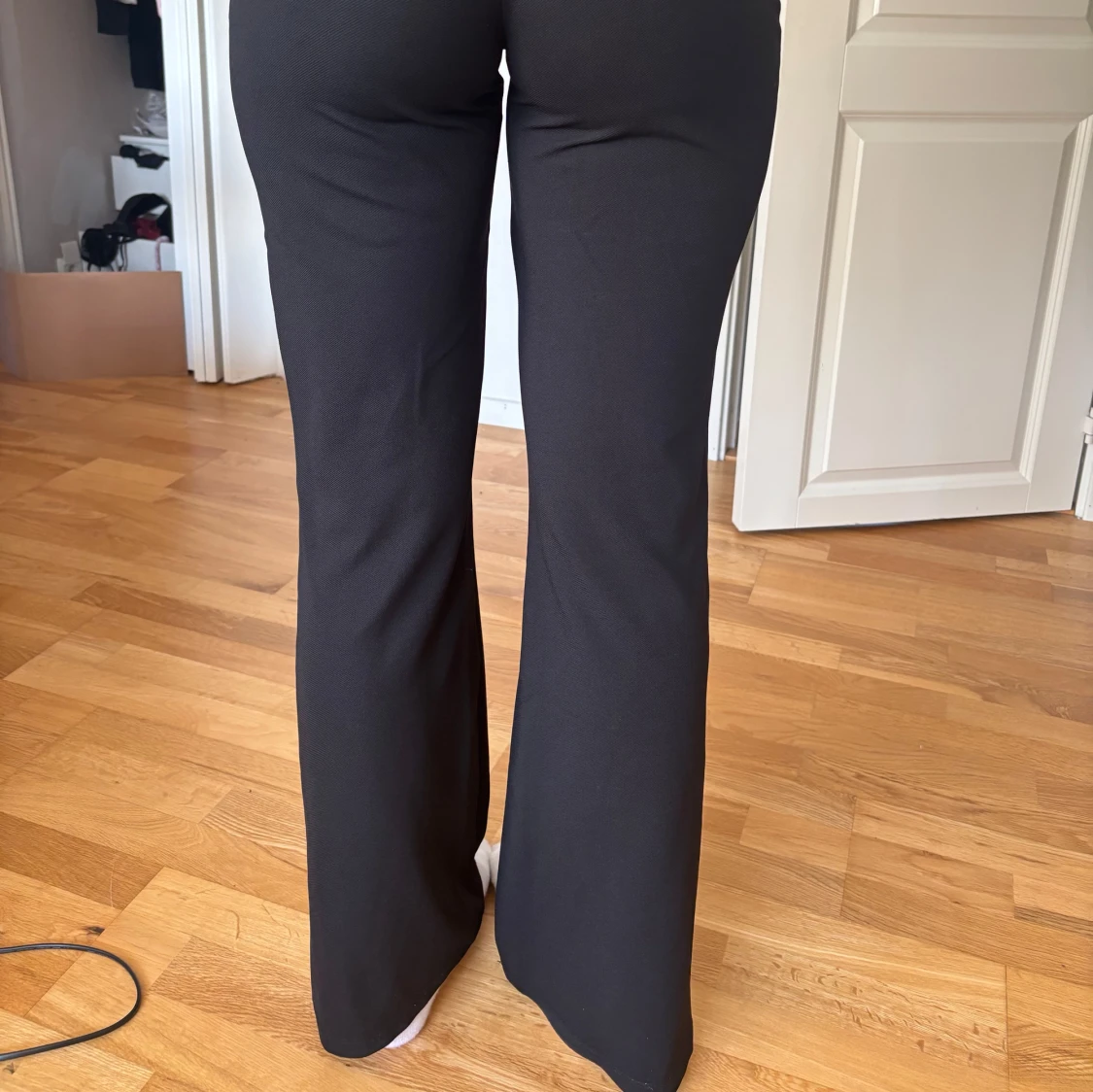 Svarta bootcut kostymbyxor med hög midja - 2