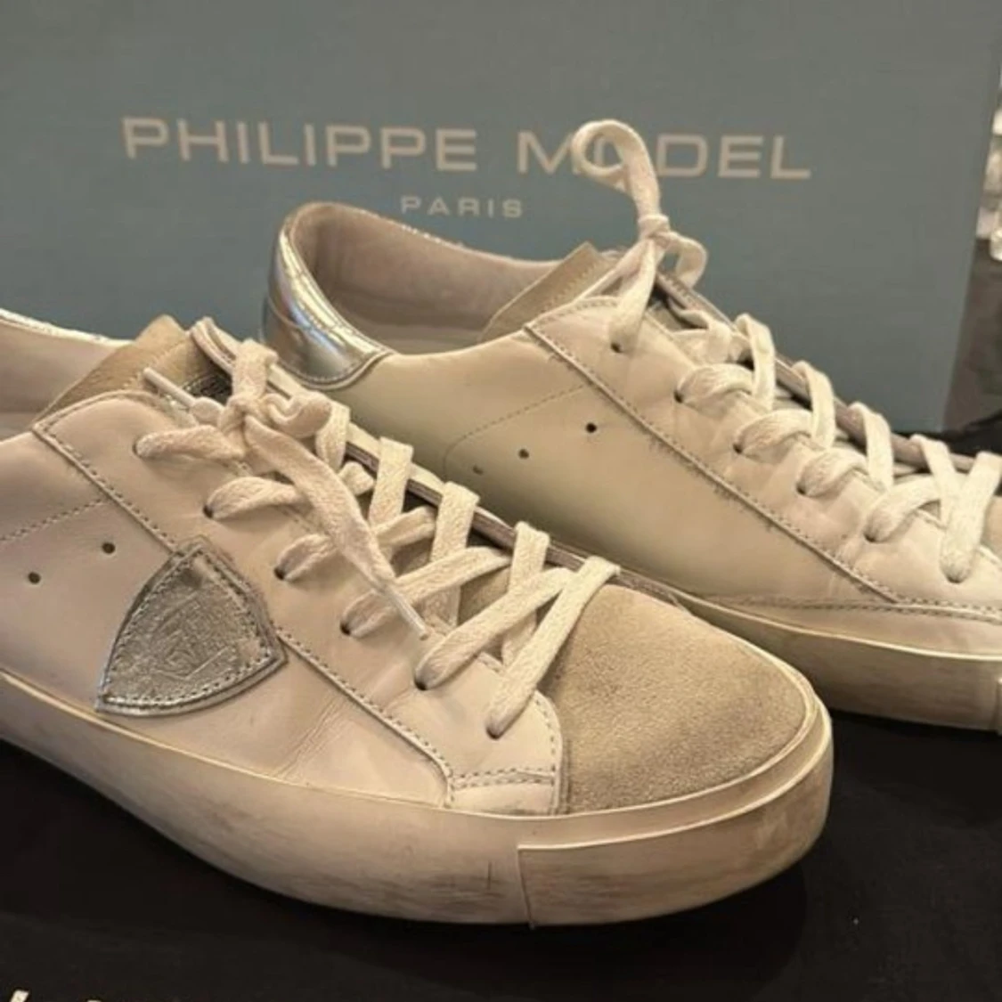 Philippe Model vita sneakers med silverdetaljer