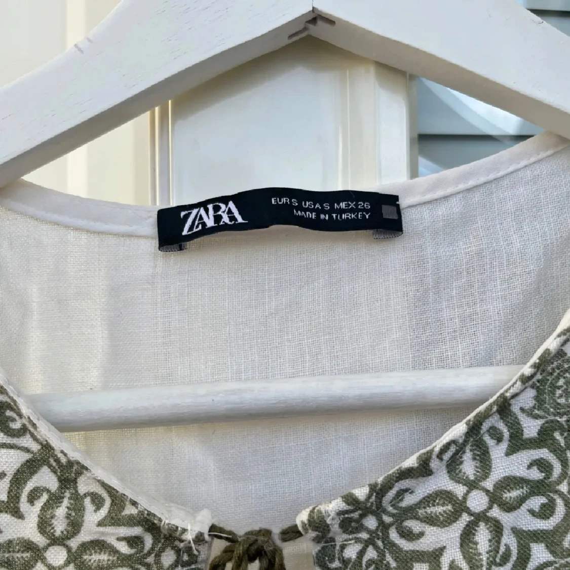 Vit blus med grönt broderi från Zara - 4