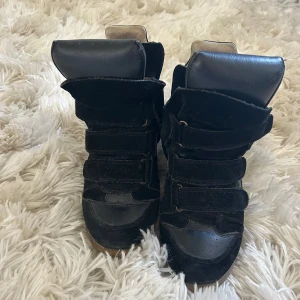 Isabel Marant Sneakers🖤 - Säljer mina älskade äkta Isabel Marant Sneakers, med äkta läder, nypris ligger på 5750kr 🫶🏼 