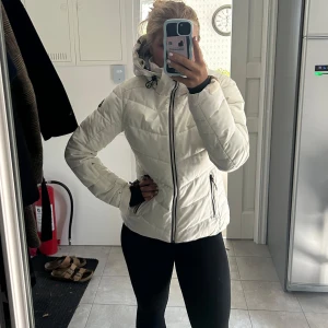 Vit skidjacka - Snygg vit puffejacka från McKinley i stolek 38, funkar både till skidbacken men även som vinterjacka🤩fodrad huva med pälsdetalj som man kan ta av😇