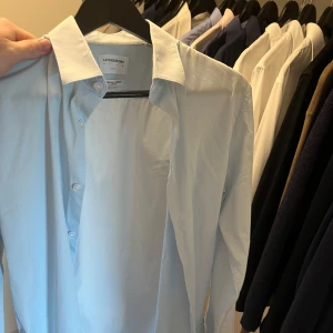 Skjorta Lindbergh - Schysst skjorta från Lindbergh i nyskick, färgen ljusblå, slim fit i storlek M (passar även större S).  Pris 399