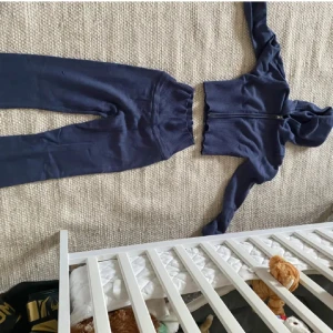 Mörkblått mjukis sett - Får med både croppad hoodie och yoga byxorna! perfekt till hösten! strl 170 på båda!