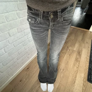 Gråa bootcut jeans - Gråa bootcut jeans från Gina Young i deras ”tall” modell, bra skick!!