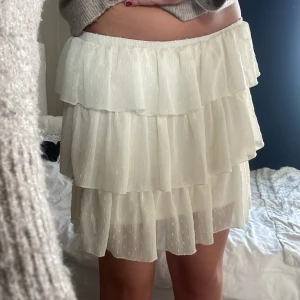 Gullig kjol - Säljer denna super söta volangkjolen ifrån Vintage dressing, i stl M/L💞 men skulle säga att det även passar S💥endast testad💞köpt för 499kr, mitt pris 50kr+ frakt!🤝🏼