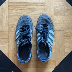 Adidas spezial - Säljer mina adidas spezial i storlek 36. Lite dammiga, går säkert att tvätta bort. Annas mycket bea skick!