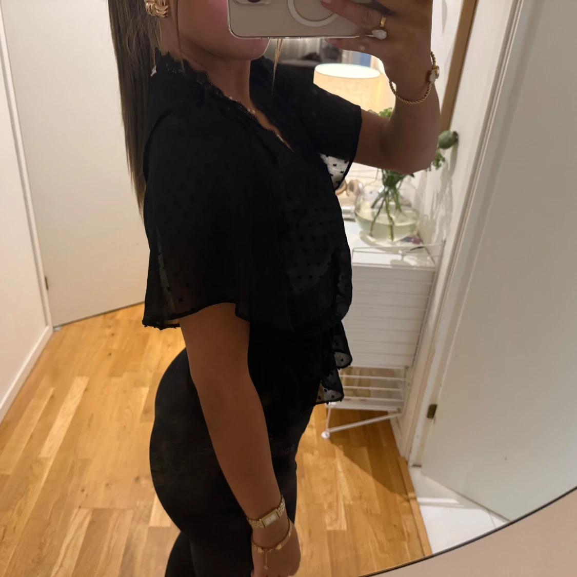 Svart prickig blus med spetskant - 1