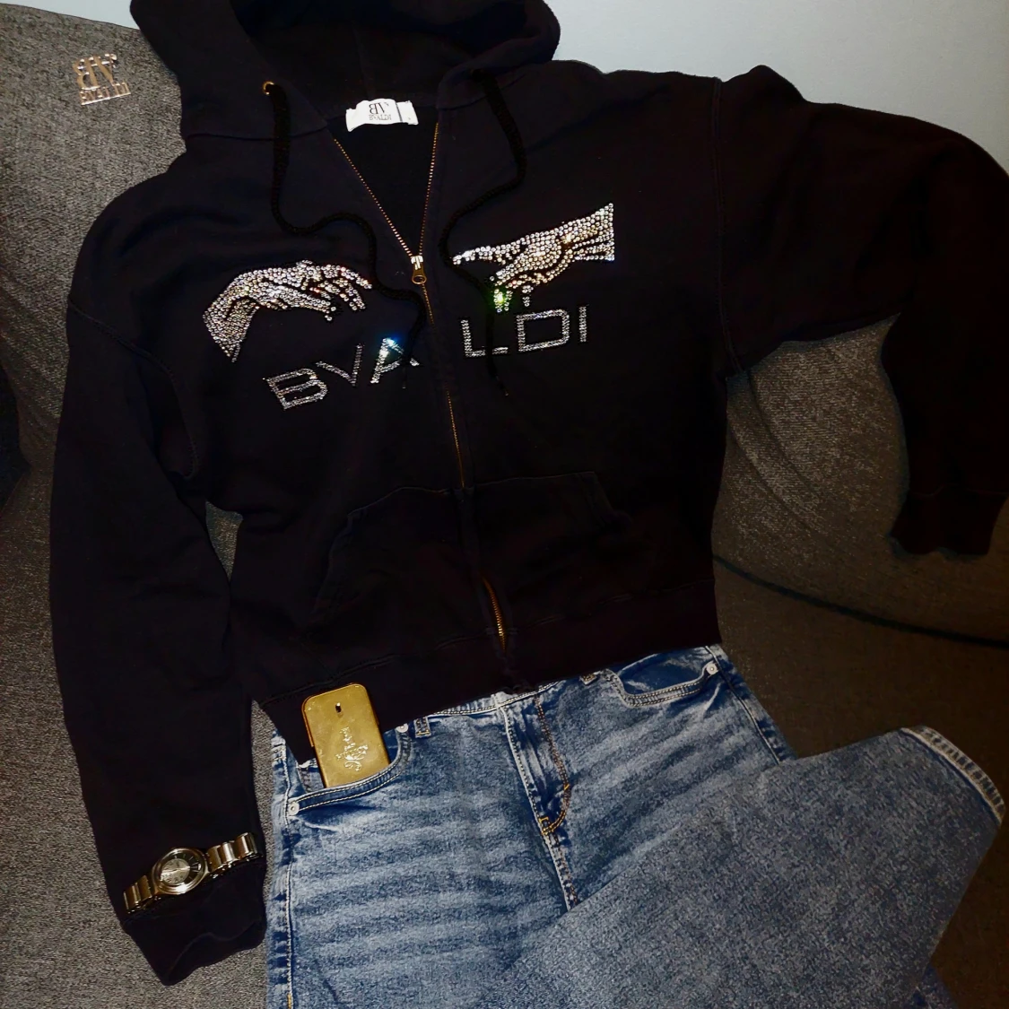 Svart hoodie från BVALDI med strass - 1