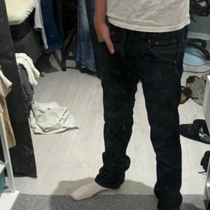 Mörkblå lee jeans - Säljer ett par byxor har köpt de men de passar inte mig längre helt nya och är i jättebra skick storleken är  W30 och L34. Jag har bara använt de ett par gånger 