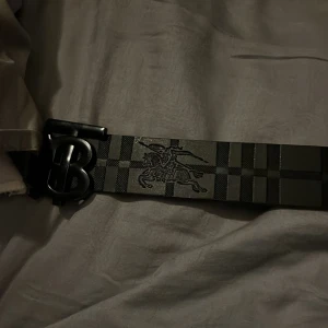 Burberry bälte - Detta är ett svart Burberry bälte. Säljer pga att jag behöver pengar. Storlek Non sized. Kvitto, låda, större påsen och den lilla vita fås med. Går att diskutera pris