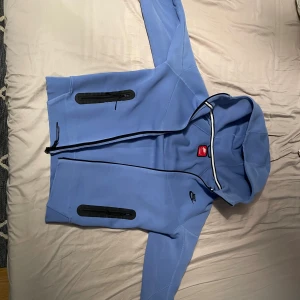 Nike tech fleece  - Säljer min Nike tech för den är för liten, köpt på Nike i julas. Storlek S, bra skick.