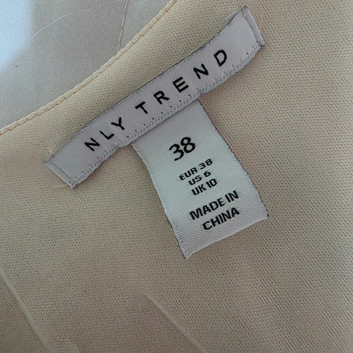 Beige omlottblus från NLY Trend - 2