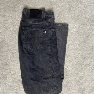 Woodbird Jeans - Säljer ett par sköna Woodbird leroy thun black jeans då jag inte använder de nå mer. De är använda nån gång i veckan under en vinter.   Nypris: 1000kr