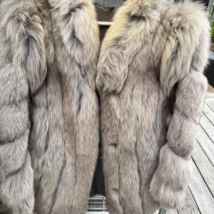 Ljusgrå pälsjacka från Lundgren - Säljer en lyxig och fluffig ljusgrå pälsjacka från Lundgren Örebro. Jackan har lång ärm, bred krage och är helfodrad med silkeslen insida. Perfekt för dig som vill sticka ut och hålla dig varm under kalla dagar.Jackn kan även göras om till en väst genom att ta av ärmarna, se bild! 