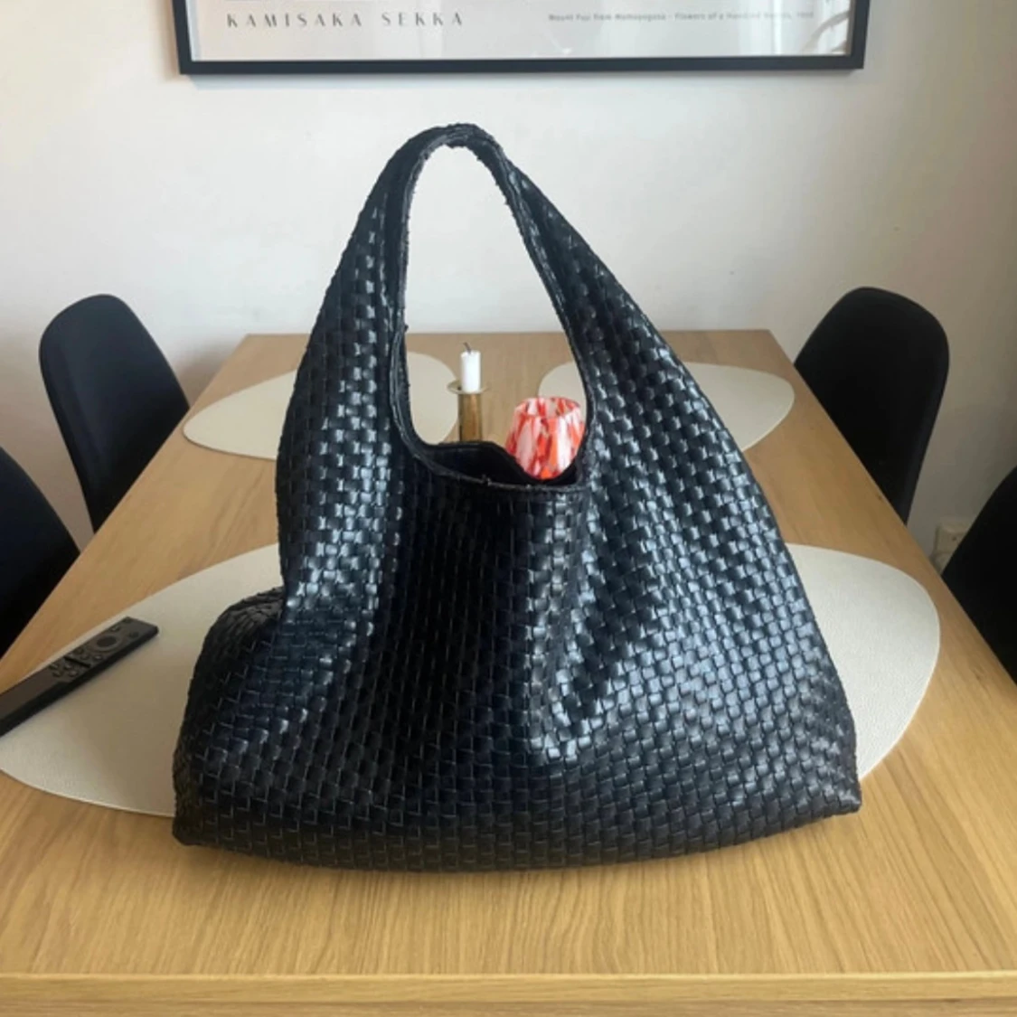 Svart handväska i flätad skinnlook NA-KD