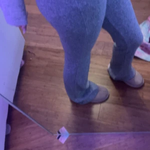 stickade yoga pants - stickade gråa yoga pants från bershka i storlek xs. 