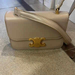 Beige axelväska med kedja och pärldetaljer - Snygg  väska 