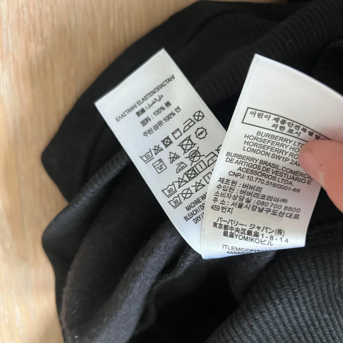 Svart hoodie från Burberry med mönstrad huva - 3