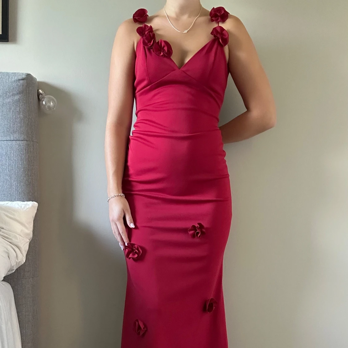 Röd balklänning med blommor  - 2