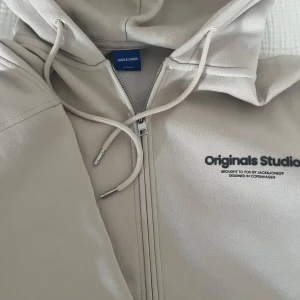 Beige hoodie  - Knappt använd hoodie från herravdelningen, stor huva och oversized fit 💙