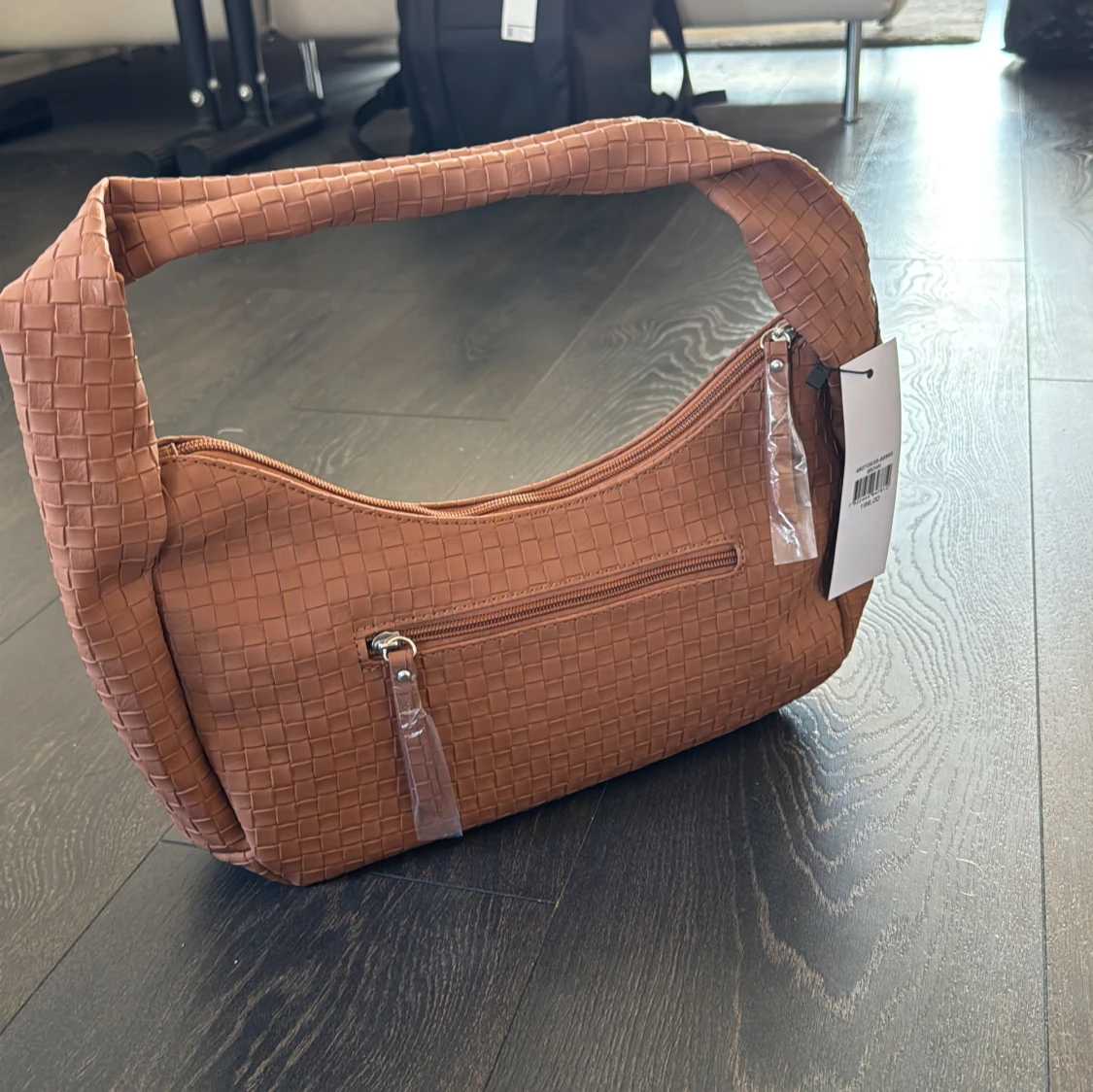 Brun flätad axelväska i skinnimitation - 1