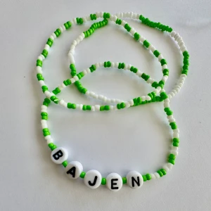 Bajen Armband set 💚🤍(🫶🏼 Nytt armband görs vid varje köp!) -  Bajen armband set till salu! Armbanden är handgjorda av oss med elastisk tråd och är därför justerbara. Om man är intresserad av ett annat lag armband är det bara att kontakta oss!