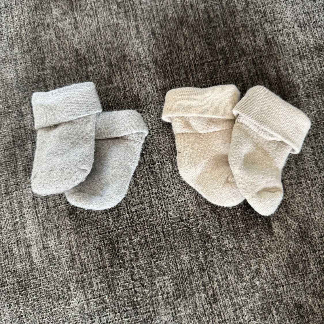 Två par babystrumpor i bomull